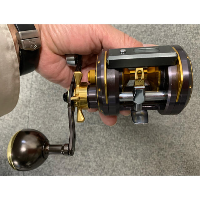 DAIWA(ダイワ)のキャンパー5611様専用　ミリオネアICV250と竿受けセット スポーツ/アウトドアのフィッシング(リール)の商品写真