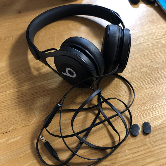 Beats by Dr Dre(ビーツバイドクタードレ)のbeats ep ML992PA BLACK 訳アリ　有線ヘッドフォン スマホ/家電/カメラのオーディオ機器(ヘッドフォン/イヤフォン)の商品写真