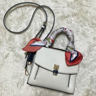 ザラ(ZARA)のザラ♡カデナ付きホワイトバッグ(ショルダーバッグ)