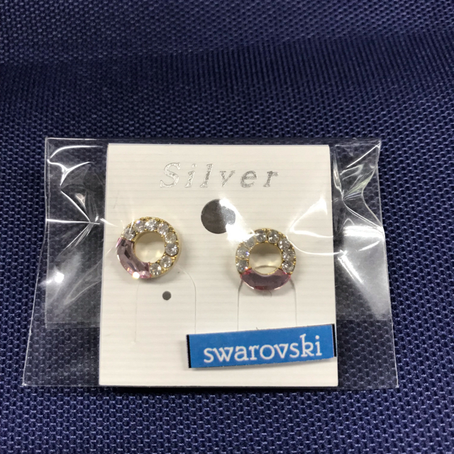 スワロフスキーピアス　新品✨ レディースのアクセサリー(ピアス)の商品写真