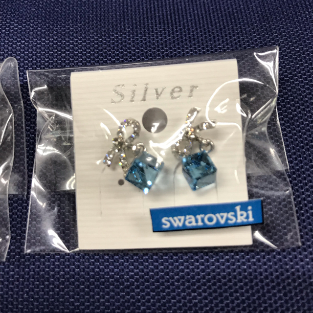 スワロフスキーピアス　新品✨ レディースのアクセサリー(ピアス)の商品写真