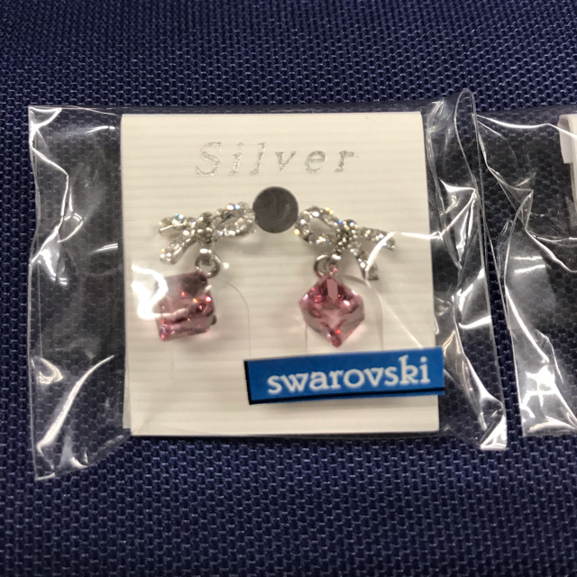 スワロフスキーピアス　新品✨ レディースのアクセサリー(ピアス)の商品写真