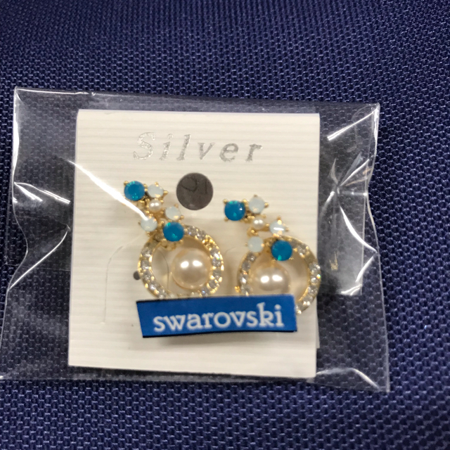 スワロフスキーピアス　新品✨ レディースのアクセサリー(ピアス)の商品写真