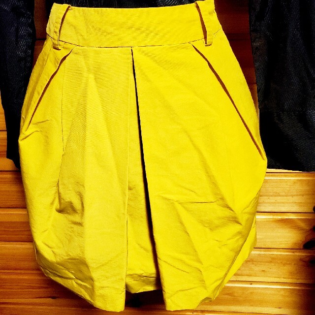 CROLLA(クローラ)のCROLLA ウエストリボン付きマスタードイエローのスカート レディースのスカート(ミニスカート)の商品写真