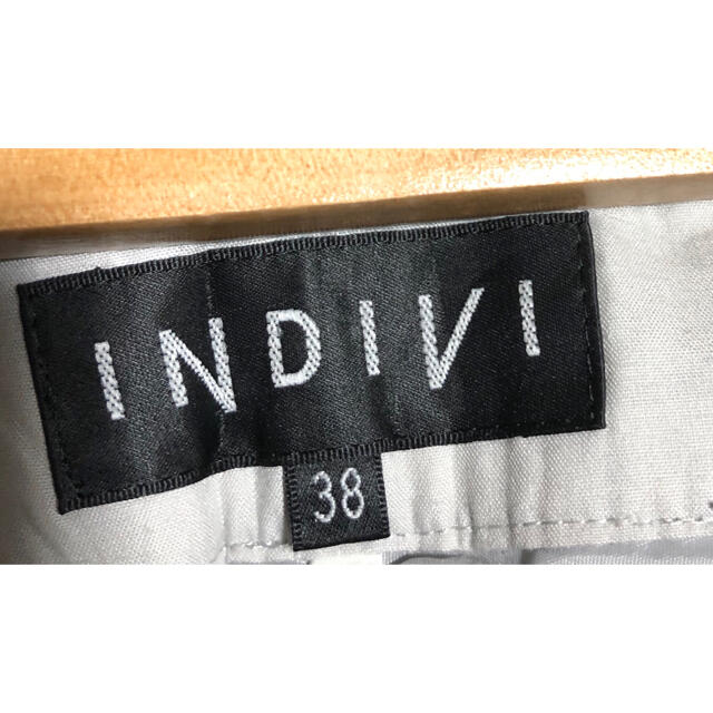 INDIVI(インディヴィ)のINDIVI インディヴィ　スラックス パンツ グレー　スーツ　ボトムス レディースのパンツ(カジュアルパンツ)の商品写真