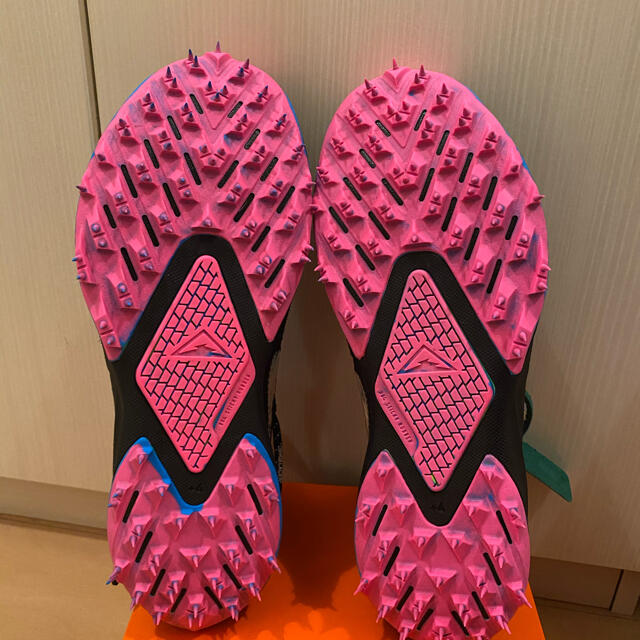 NIKE(ナイキ)のオフ ホワイト × ナイキ テラ カイガー ピンク WMNSサイズ メンズの靴/シューズ(スニーカー)の商品写真