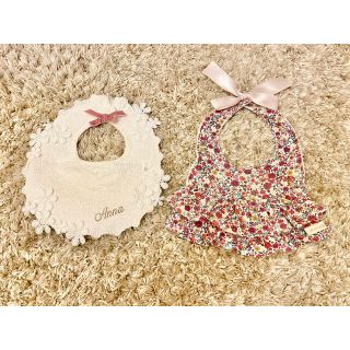 プティマイン(petit main)のあゆ様専用　名前刺繍入り　Anna レース一点のみ(スタイ/よだれかけ)