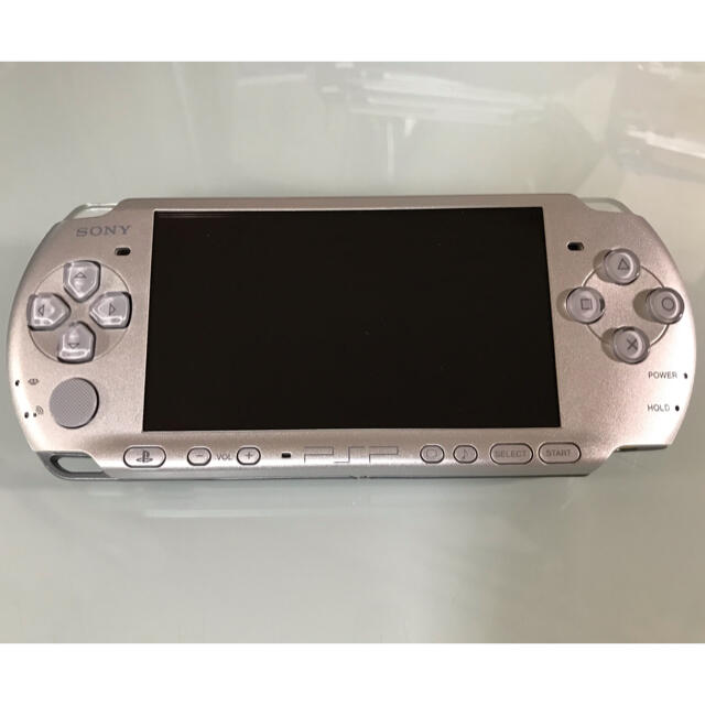 PlayStation Portable(プレイステーションポータブル)のPSP-3000  ミスティックシルバー エンタメ/ホビーのゲームソフト/ゲーム機本体(携帯用ゲーム機本体)の商品写真