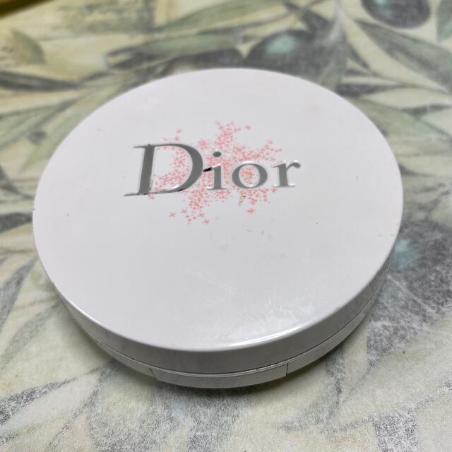 Dior  スノーパーフェクト ライト コンパクト ファンデーション　2W コスメ/美容のベースメイク/化粧品(ファンデーション)の商品写真