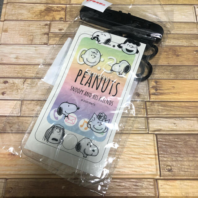 SNOOPY(スヌーピー)の新品未開封 スヌーピー 防滴ポーチ スマホ/家電/カメラのスマホアクセサリー(モバイルケース/カバー)の商品写真