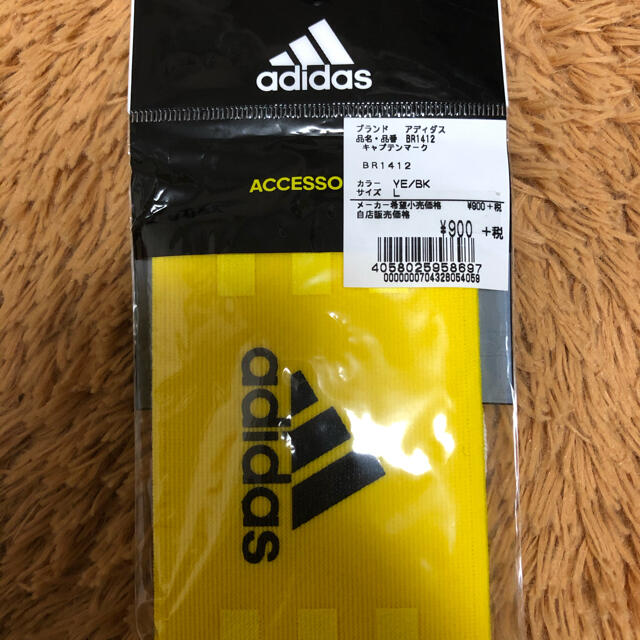 adidas(アディダス)の【新品】アディダス　キャプテンマーク　Lサイズ スポーツ/アウトドアのサッカー/フットサル(記念品/関連グッズ)の商品写真