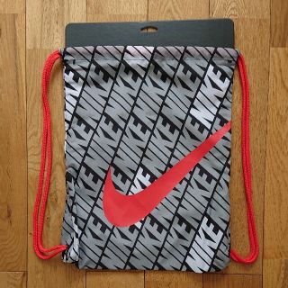 ナイキ(NIKE)のNIKE ナイキ ナップサック YA グラフィック ブラック  ジムサック(バッグパック/リュック)