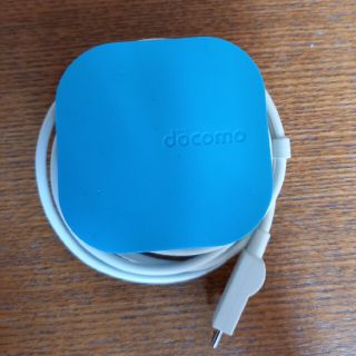 エヌティティドコモ(NTTdocomo)のdocomo　kuruko ポータブルACアダプタ(バッテリー/充電器)