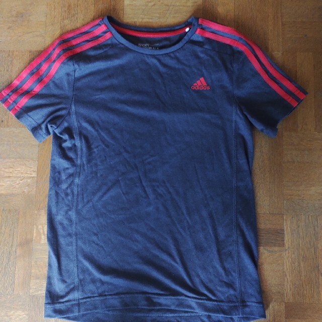 adidas(アディダス)のアディダス　Tシャツ　150 グレー赤ライン キッズ/ベビー/マタニティのキッズ服男の子用(90cm~)(Tシャツ/カットソー)の商品写真