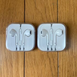 アップル(Apple)のiPhoneイヤホン　純正品　2つ(ストラップ/イヤホンジャック)