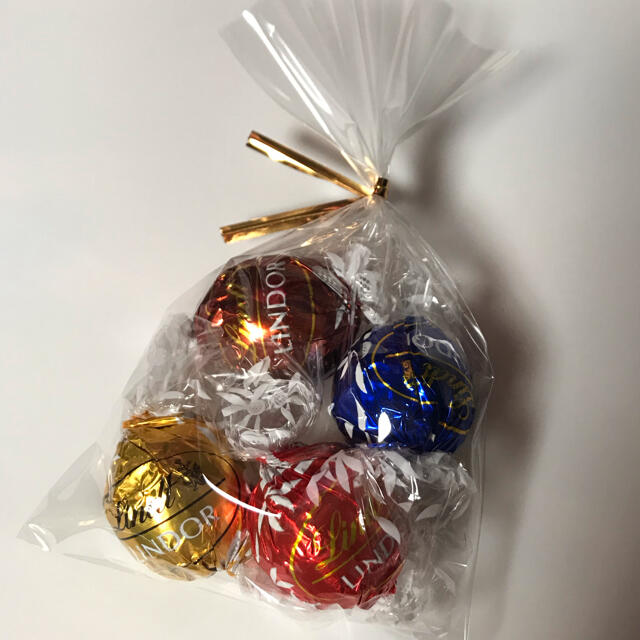 Lindt(リンツ)のリンドール　チョコレート　4 食品/飲料/酒の食品(菓子/デザート)の商品写真