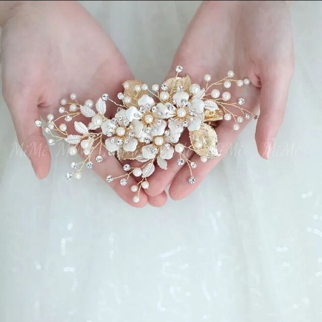 ✨新品ゴールド ヘッドドレス花ウェディングヘアアクセサリーブライダル髪飾り結婚式 レディースのフォーマル/ドレス(ウェディングドレス)の商品写真