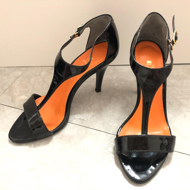 DIANA(ダイアナ)のダイアナ　エナメル　パンプス ブラック　黒 サンダル レディースの靴/シューズ(サンダル)の商品写真