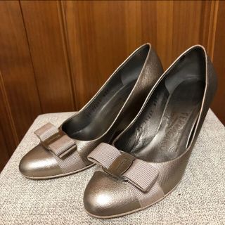 サルヴァトーレフェラガモ(Salvatore Ferragamo)のフェラガモ　シャンパンゴールド　ウエッジソールパンプス(ハイヒール/パンプス)