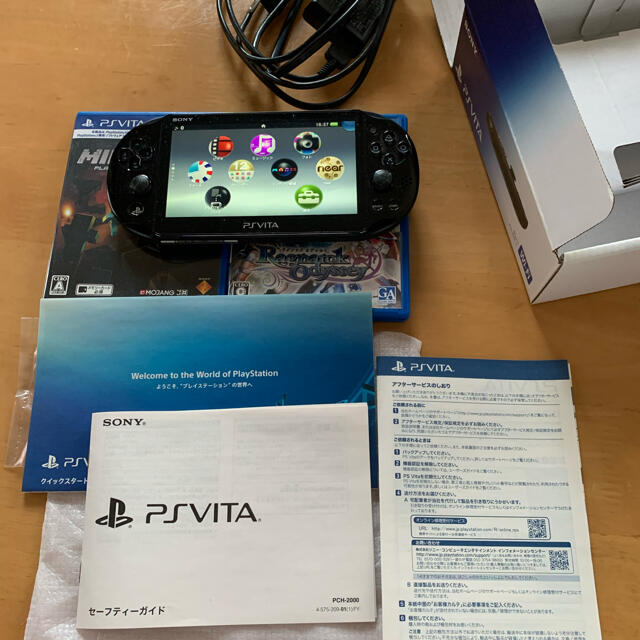 PSVITA PCH-2000と64GBメモリーカードとおまけ 3