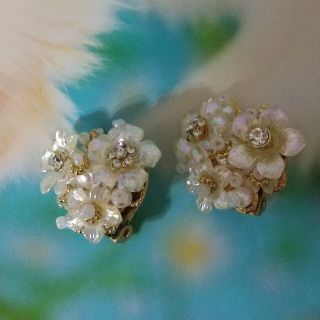 【新品】花のイヤリング(イヤリング)