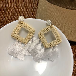 大ぶり　ラタン　タッセル　ピアス(ピアス)