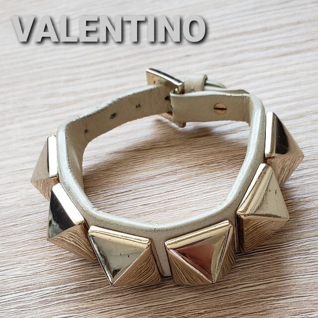 VALENTINO(ヴァレンティノ)のVALENTINO ロックスダッズレザーブレスレット レディースのアクセサリー(ブレスレット/バングル)の商品写真