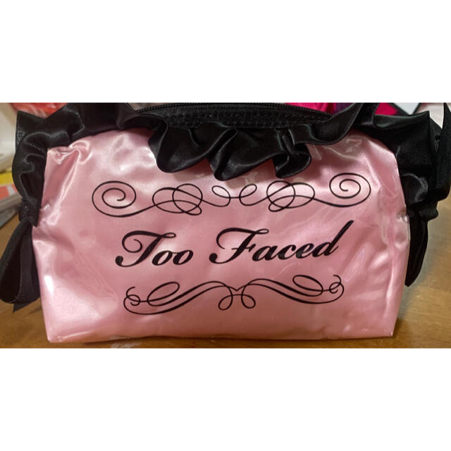 Too Faced(トゥフェイス)のtoofacedコフレロゴピンクポーチ&キティ帽子 レディースのファッション小物(ポーチ)の商品写真