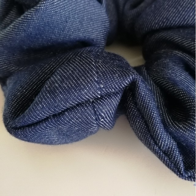 ハンドメイド】デニム※シュシュ(チャーム付き)の通販 by Handmade 実桜里-MIORI-|ラクマ デニムリメイク ヘアゴム デニムリボン パールのチャーム付き