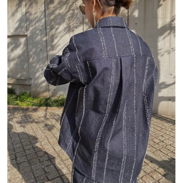 Ameri VINTAGE(アメリヴィンテージ)のNEEDLE STRIPE DENIM SHIRT レディースのトップス(シャツ/ブラウス(長袖/七分))の商品写真