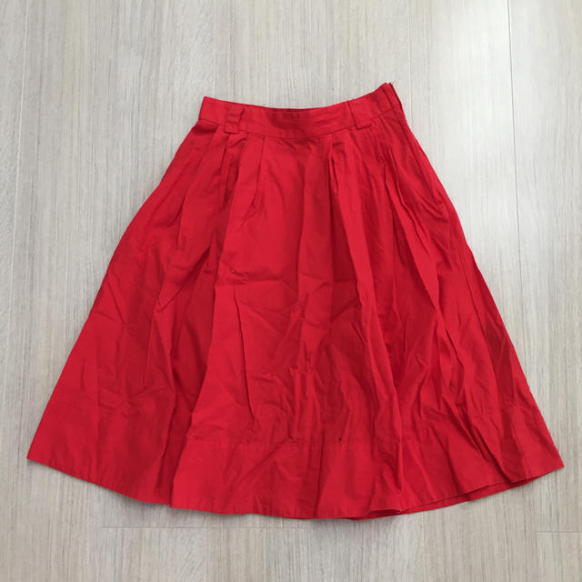 H&M(エイチアンドエム)のH&Mレッドフレアスカート レディースのスカート(ひざ丈スカート)の商品写真