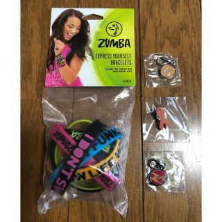 ズンバ(Zumba)のZUMBA ラバーブレスとキーホルダーとピンバッジセット　新品(その他)