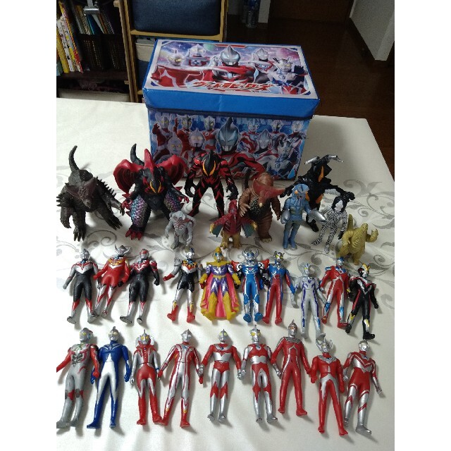 ウルトラマン　まとめ売り　29体　収納ボックス付き エンタメ/ホビーのおもちゃ/ぬいぐるみ(キャラクターグッズ)の商品写真