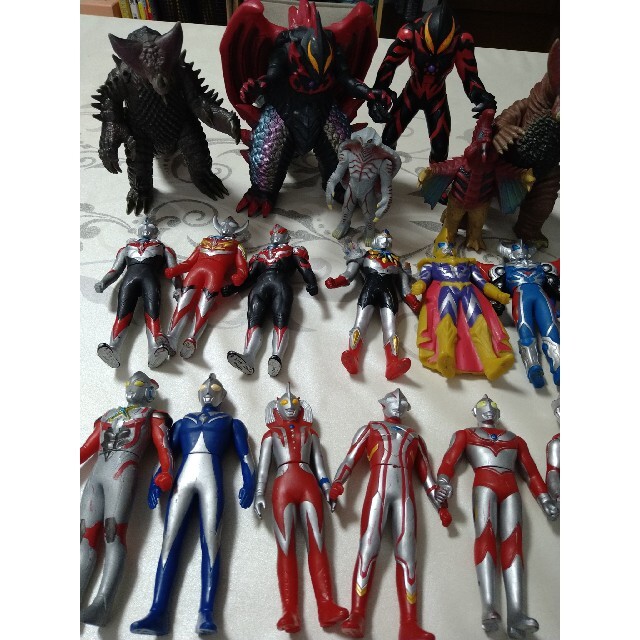 ウルトラマン　まとめ売り　29体　収納ボックス付き エンタメ/ホビーのおもちゃ/ぬいぐるみ(キャラクターグッズ)の商品写真