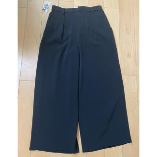 ユニクロ(UNIQLO)の【新品タグ付き】ユニクロ  ドレープワイドアンクルパンツ　黒　M(クロップドパンツ)