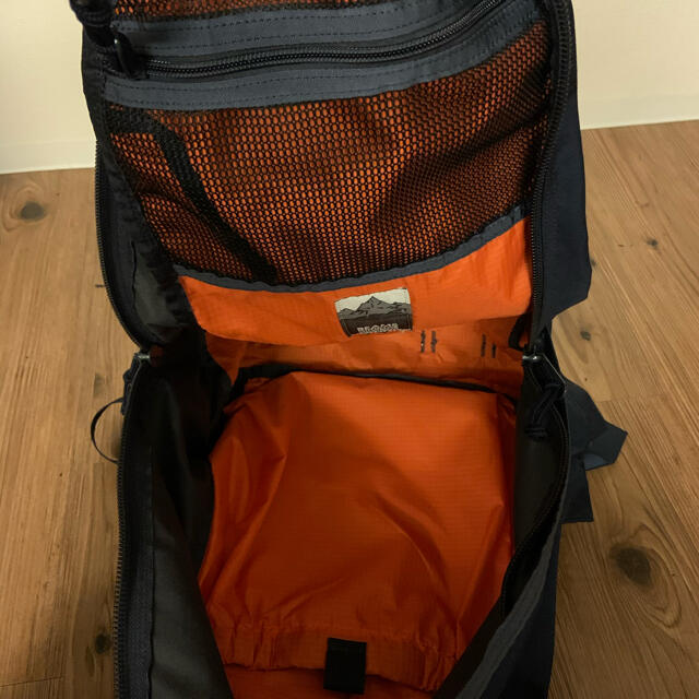 Gregory(グレゴリー)のGREGORY×BEAMS 40周年 別注 旧ロゴ DAY PACK リュック メンズのバッグ(バッグパック/リュック)の商品写真