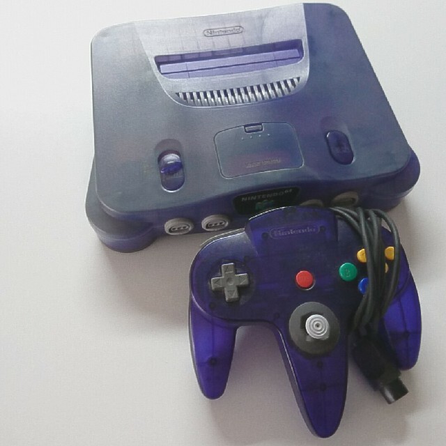 NINTENDO 64(ニンテンドウ64)のニンテンドー６４本体＋コントローラー３機 エンタメ/ホビーのゲームソフト/ゲーム機本体(家庭用ゲーム機本体)の商品写真