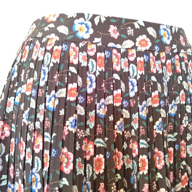 TO BE CHIC(トゥービーシック)のトゥービーシック  フラワープリント  プリーツスカート   38 レディースのスカート(ひざ丈スカート)の商品写真