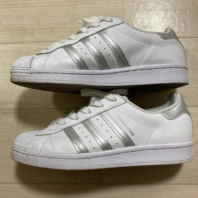 adidas(アディダス)のadidas superstar シルバー 23.5 レディースの靴/シューズ(スニーカー)の商品写真