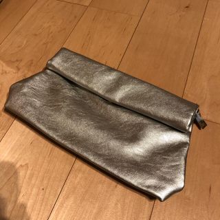 ザラ(ZARA)の巻きデザインクラッチバック　シルバー(クラッチバッグ)