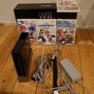 ウィー(Wii)のWii本体+ソフト4本セット(マリオカート等)(家庭用ゲーム機本体)