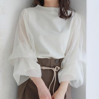 ミスティウーマン(mysty woman)の【人気品】mysty woman ハイネックチュールタック袖プルオーバー オフ白(シャツ/ブラウス(長袖/七分))