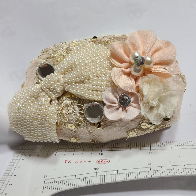 【ハンドメイド】パールリボン サテンとビジューの花 ホワイト ポーチ