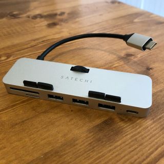 マック(Mac (Apple))の【美品】Satechi  usb-c クランプハブ シルバー(PC周辺機器)