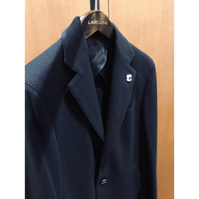 LARDINI ラルディーニ　48 チェスターコート 国内正規品　純正ハンガー付 メンズのジャケット/アウター(チェスターコート)の商品写真