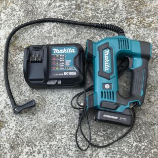 マキタ(Makita)のマキタ 充電式空気入れ10.8V MP100DZ 充電器　バッテリー付属(工具/メンテナンス)