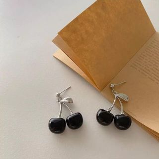 ブラック　さくらんぼピアス　チェリーピアス(ピアス)