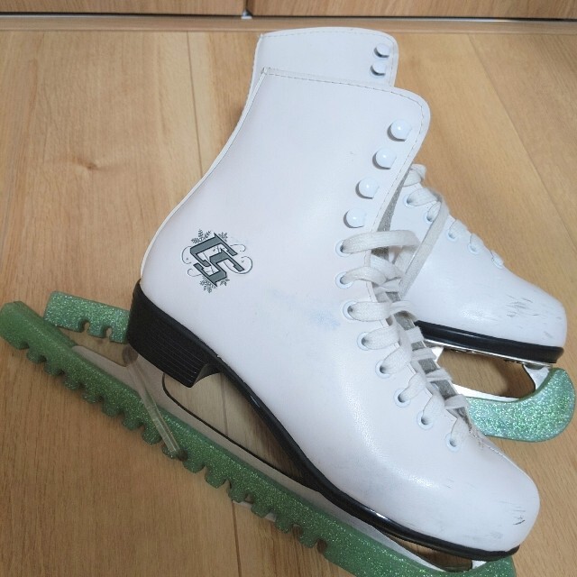 CCM(シーシーエム)のフィギュアスケート靴 CCM  Pirouette 38 (24cm) スポーツ/アウトドアのスポーツ/アウトドア その他(ウインタースポーツ)の商品写真