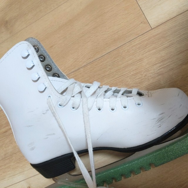 CCM(シーシーエム)のフィギュアスケート靴 CCM  Pirouette 38 (24cm) スポーツ/アウトドアのスポーツ/アウトドア その他(ウインタースポーツ)の商品写真