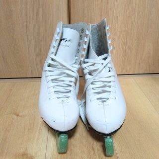 シーシーエム(CCM)のフィギュアスケート靴 CCM  Pirouette 38 (24cm)(ウインタースポーツ)